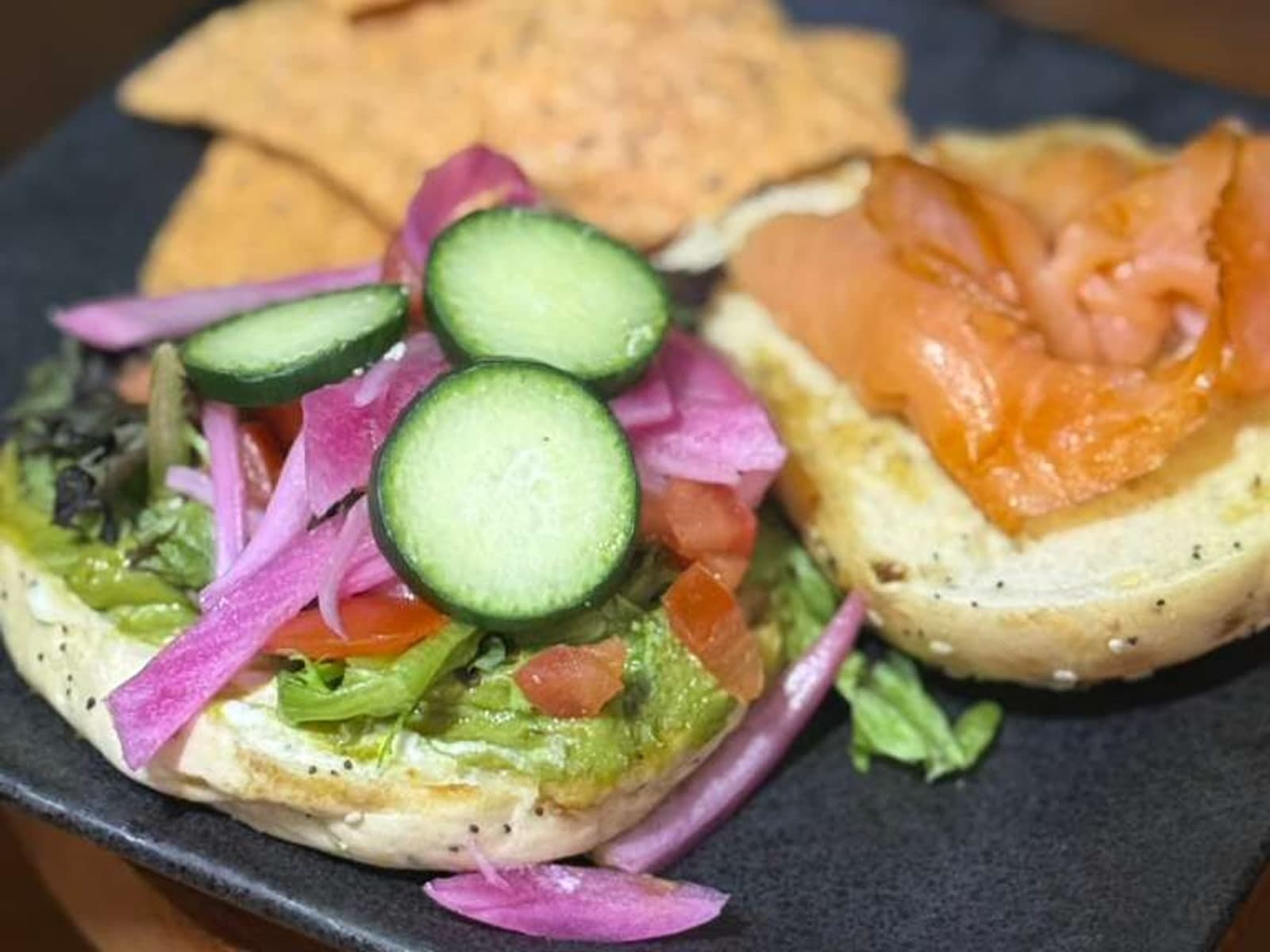 Salmon Bagel Sandwich de TRECE Friendly Food, comida saludable en Puerto Rico