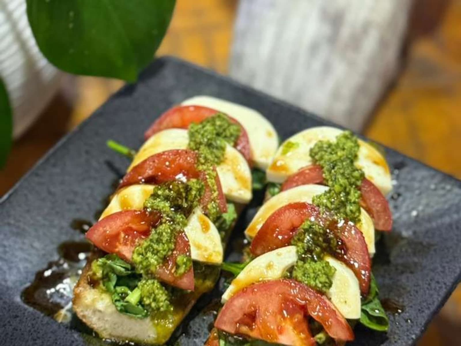 Tostada Caprese de TRECE Friendly Food, comida saludable en Puerto Rico