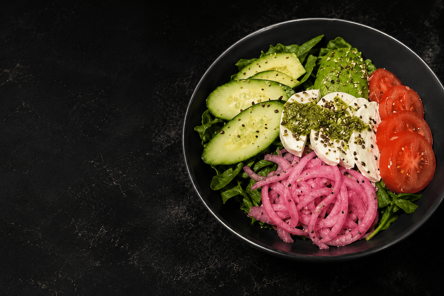Bowl fresco de TRECE Friendly Food con pepino, aguacate, mozzarella, tomate y cebolla lila